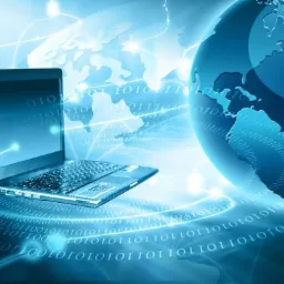 Grafika komputerowa przedstawiająca otwarty laptop na tle stylizowanej kuli ziemskiej i binarnych kodów, sugerująca globalną sieć komputerową.