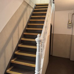 Renowacja klatki schodowej w zabytkowej kamienicy, w tym: Malowanie ścian, położenie tynku