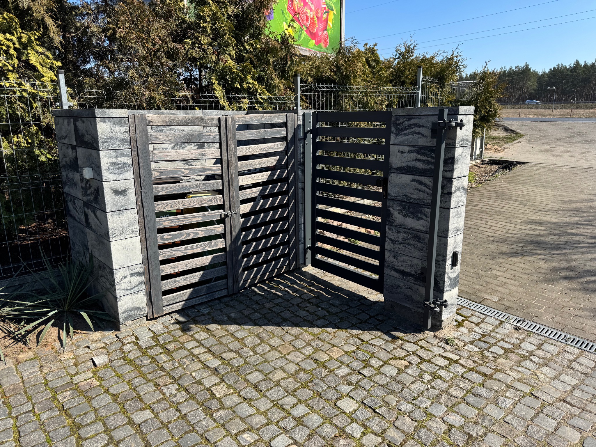 Wymurowanie ogrodzenia oraz pergoli gospodarczej, wraz z rozprowadzeniem instalacji pod napęd do bramy.