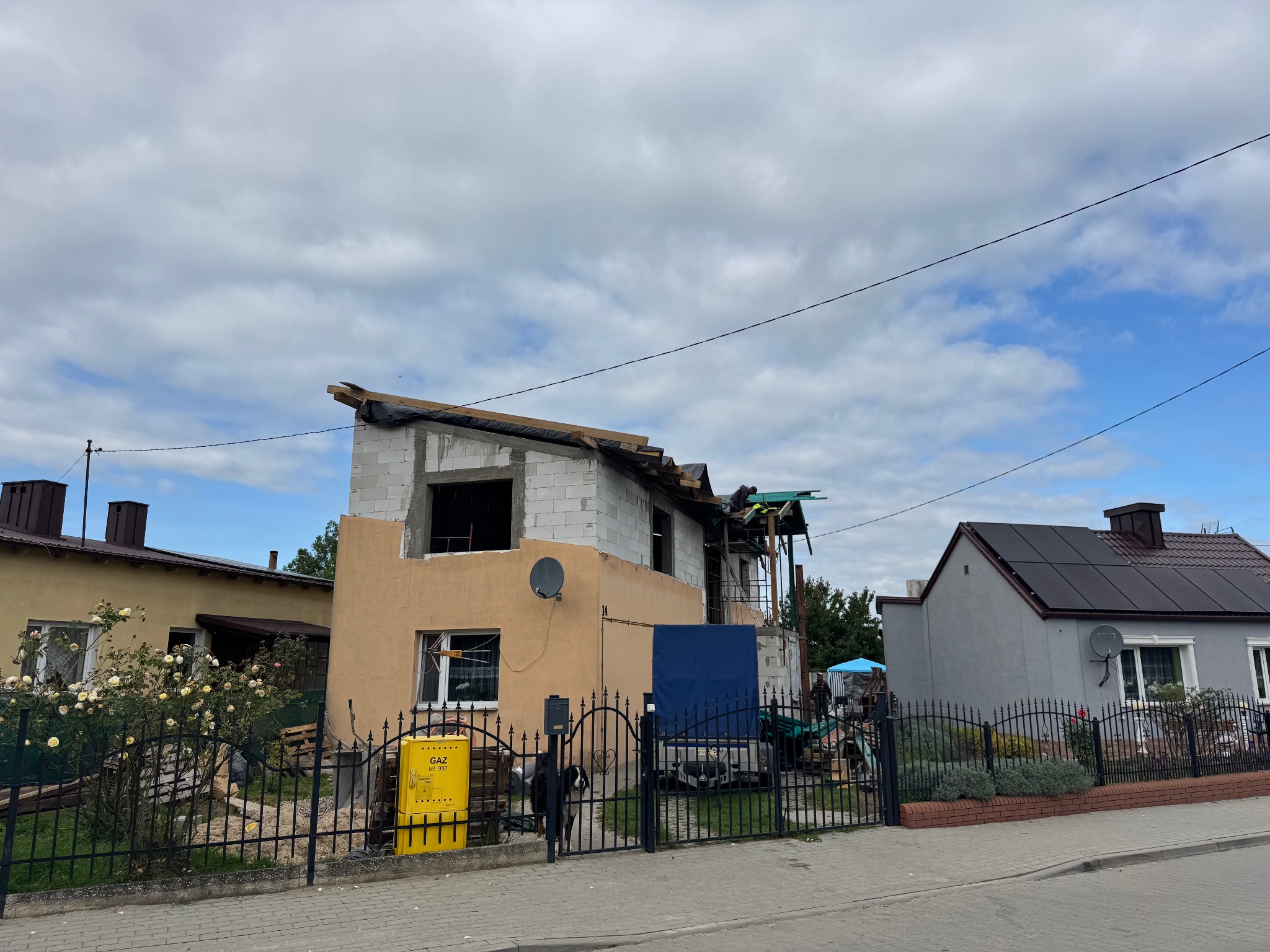 Przebudowa domu jednorodzinnego, polegająca na dobudowaniu piętra w stanie surowym otwartym.