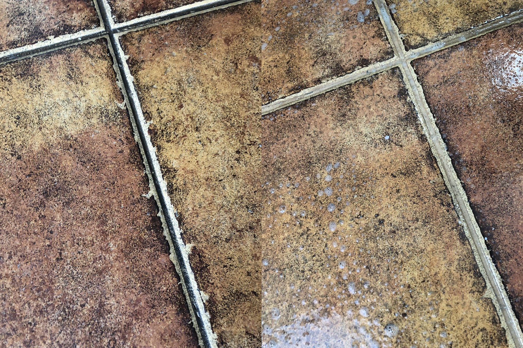 Brudne, brązowe płytki podłogowe z widocznymi plamami i osadem w fugach, częściowo pokryte pianą czyszczącą.