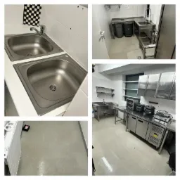 Kuchnia przemysłowa we Wrocławiu po gruntownym wysprzątaniu: błyszczące, stalowe zlewozmywaki, czysta podłoga i sprzęty kuchenne.