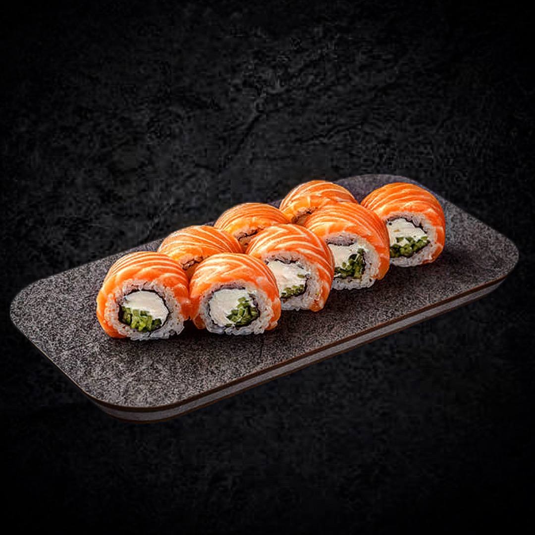 Philadelphia classik z łososiem serek philadelphia, awokado, na wierzchu łosoś