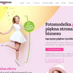 Strona internetowa agencji fotomodelek z blondwłosą modelką w białej sukience, skaczącą na tle gradientu różowo-żółtego i zielonego paska z informacją o idealnym wzroście 155-180 cm.
