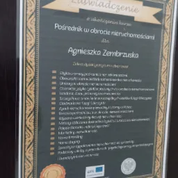 Certyfikat ukończenia kursu 'Pośrednik w obrocie nieruchomościami' dla Agnieszki Zembrzuskiej, z wyszczególnionym zakresem dydaktycznym obejmującym etykę, obowiązki, umowy, charakterystykę tytułów...