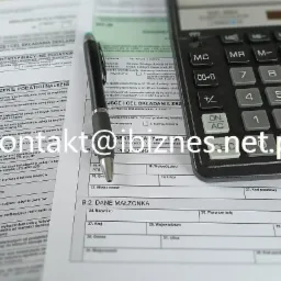 Formularz podatkowy wypełniany długopisem, obok kalkulator. Widoczne sekcje dotyczące rozliczenia podatku należnego i danych identyfikacyjnych.