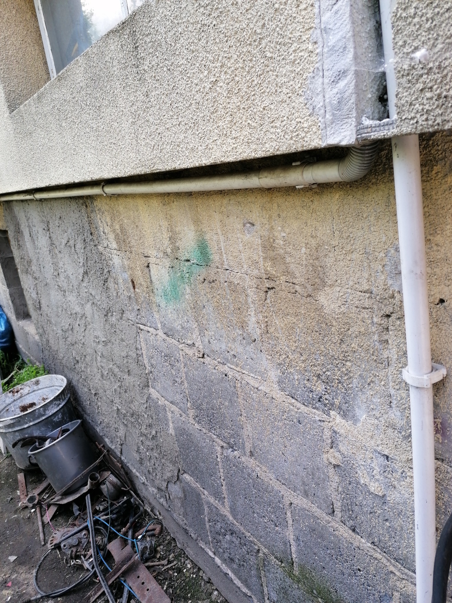 Podmurówka przed usługą