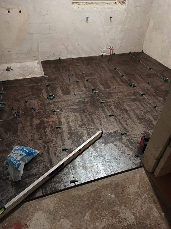 Płytki klejone systemem