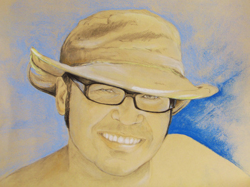 Portret mężczyzny w kapeluszu i okularach, wykonany pastelami na błękitnym tle.