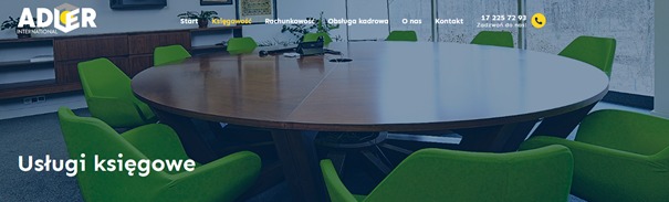 Jasne wnętrze biura z okrągłym stołem konferencyjnym i zielonymi krzesłami, widok na logo firmy i menu nawigacyjne strony internetowej z napisem 'Usługi księgowe' w dolnej części kadru.