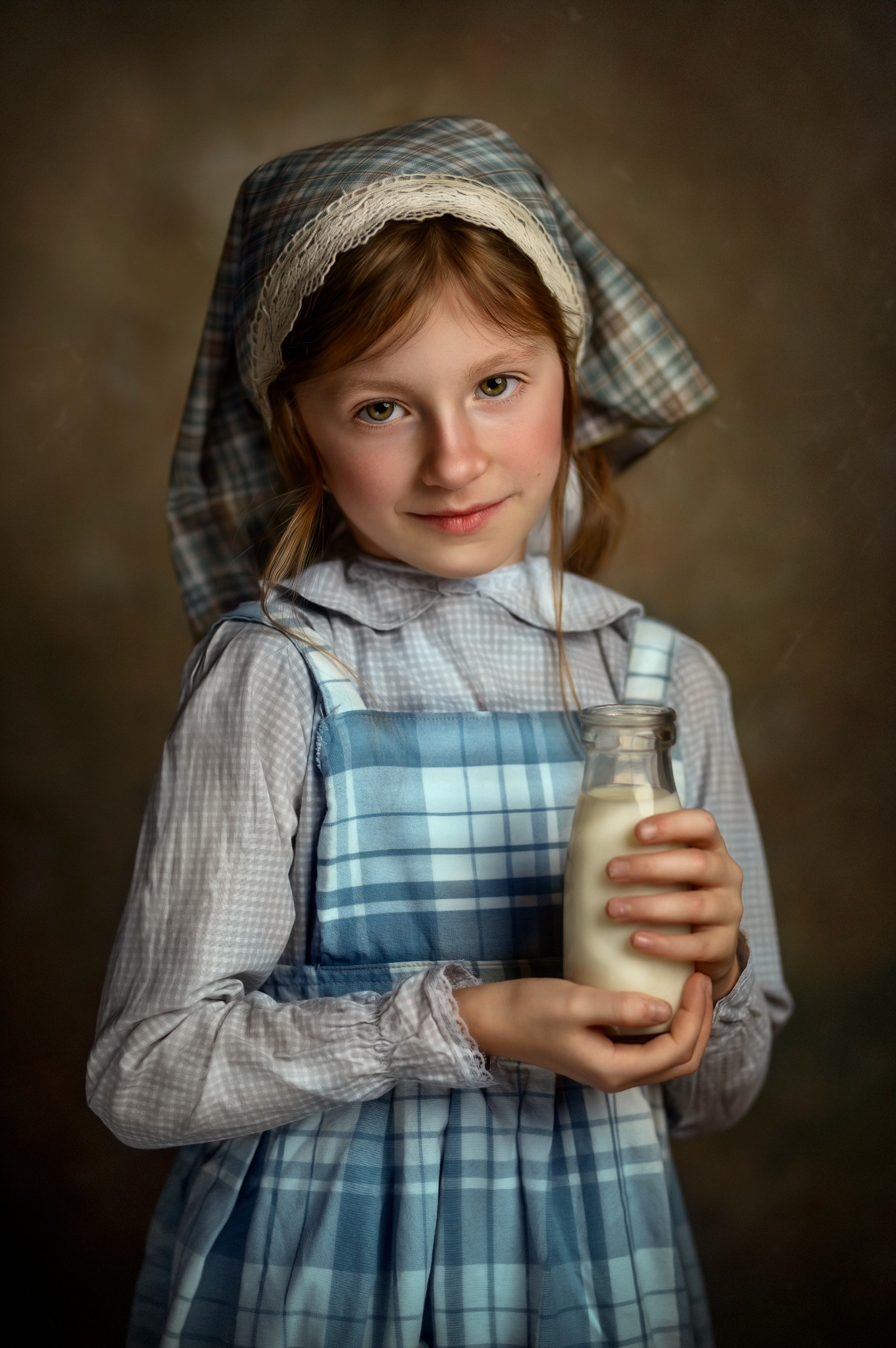 Portret dziewczynki w stroju retro, trzymającej szklaną butelkę z mlekiem, na rozmytym, ciemnym tle.