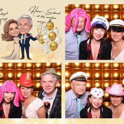 FotoCool Marta Gmyr - Kolaż zdjęć z fotobudki: karykatura pary, cztery ujęcia grupowe z rekwizytami na złotym tle. Zabawne nakrycia głowy i tabliczka 'Taka Impreza!!!'.