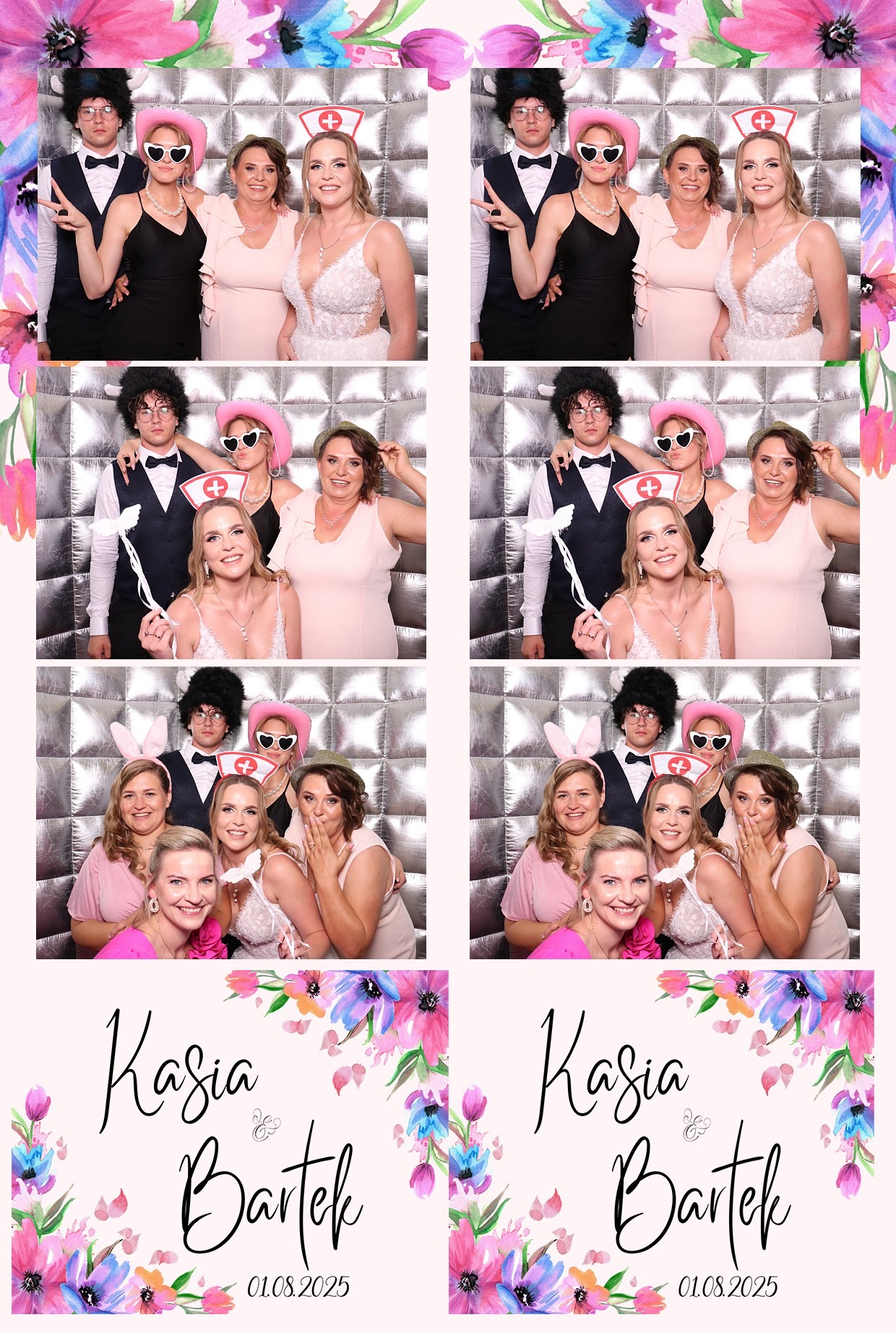Cztery ujęcia z fotobudki z grupą osób w przebraniach na tle srebrnej ściany, z datą ślubu Kasi i Bartka oraz kwiatową grafiką na dole i górze.