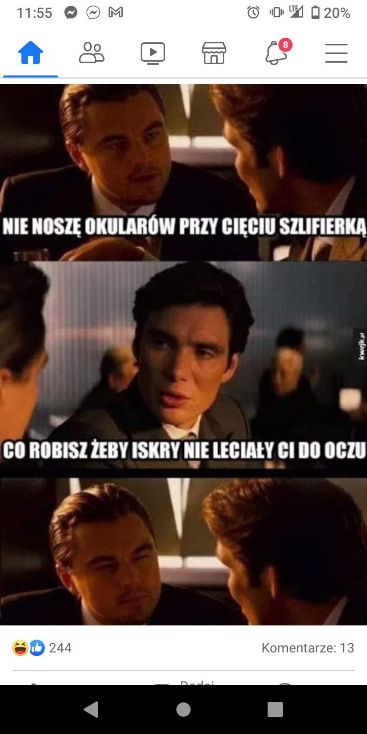 Kadr z filmu przedstawiający dwóch mężczyzn w garniturach prowadzących dialog. Jeden z nich mówi o braku okularów podczas cięcia szlifierką, a drugi pyta o sposób ochrony przed iskrami.