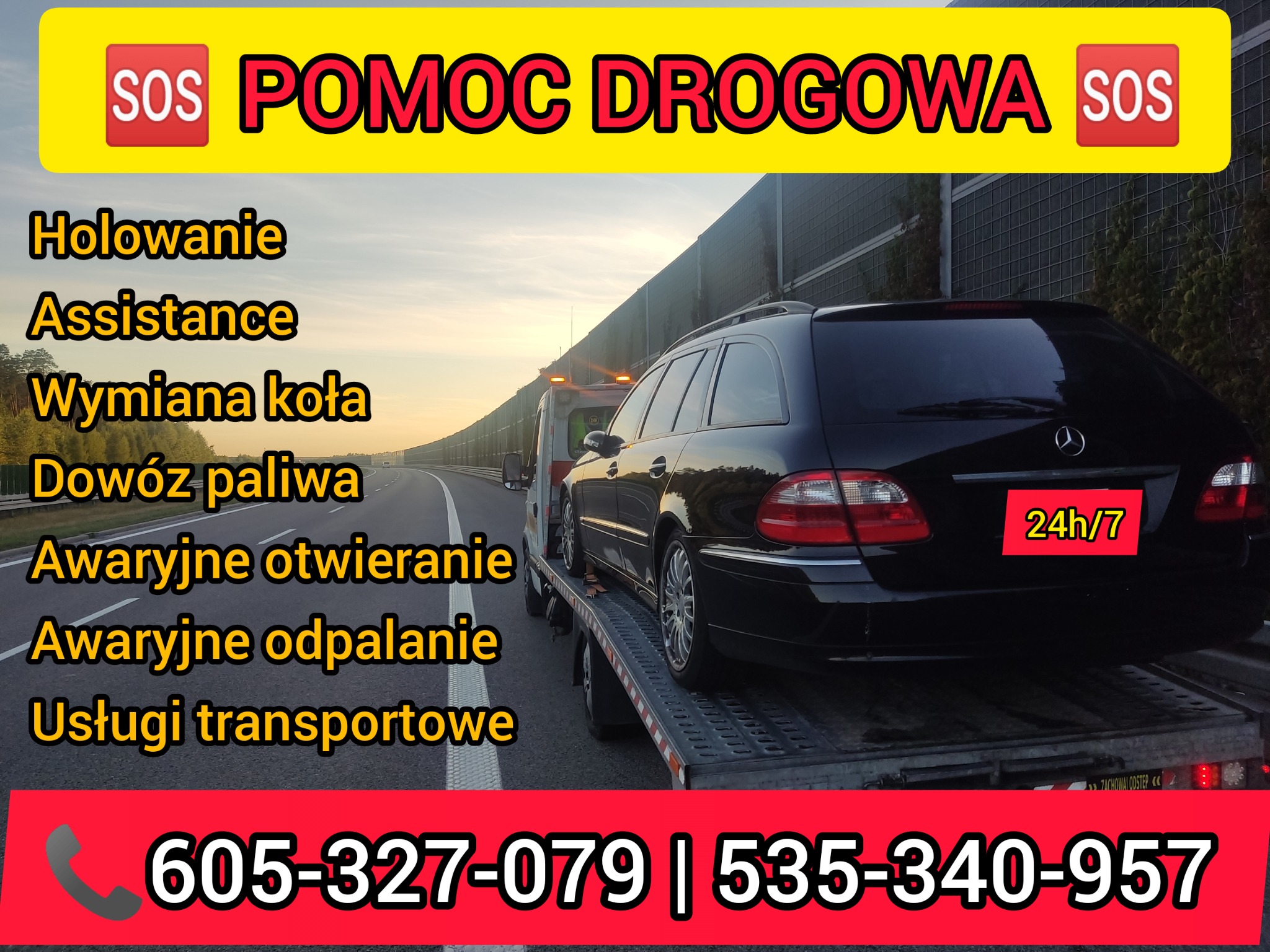 Czarny samochód osobowy marki Mercedes na platformie lawety w trakcie transportu drogowego, z widocznymi numerami telefonów kontaktowych oraz napisem 'SOS Pomoc Drogowa' na górze.