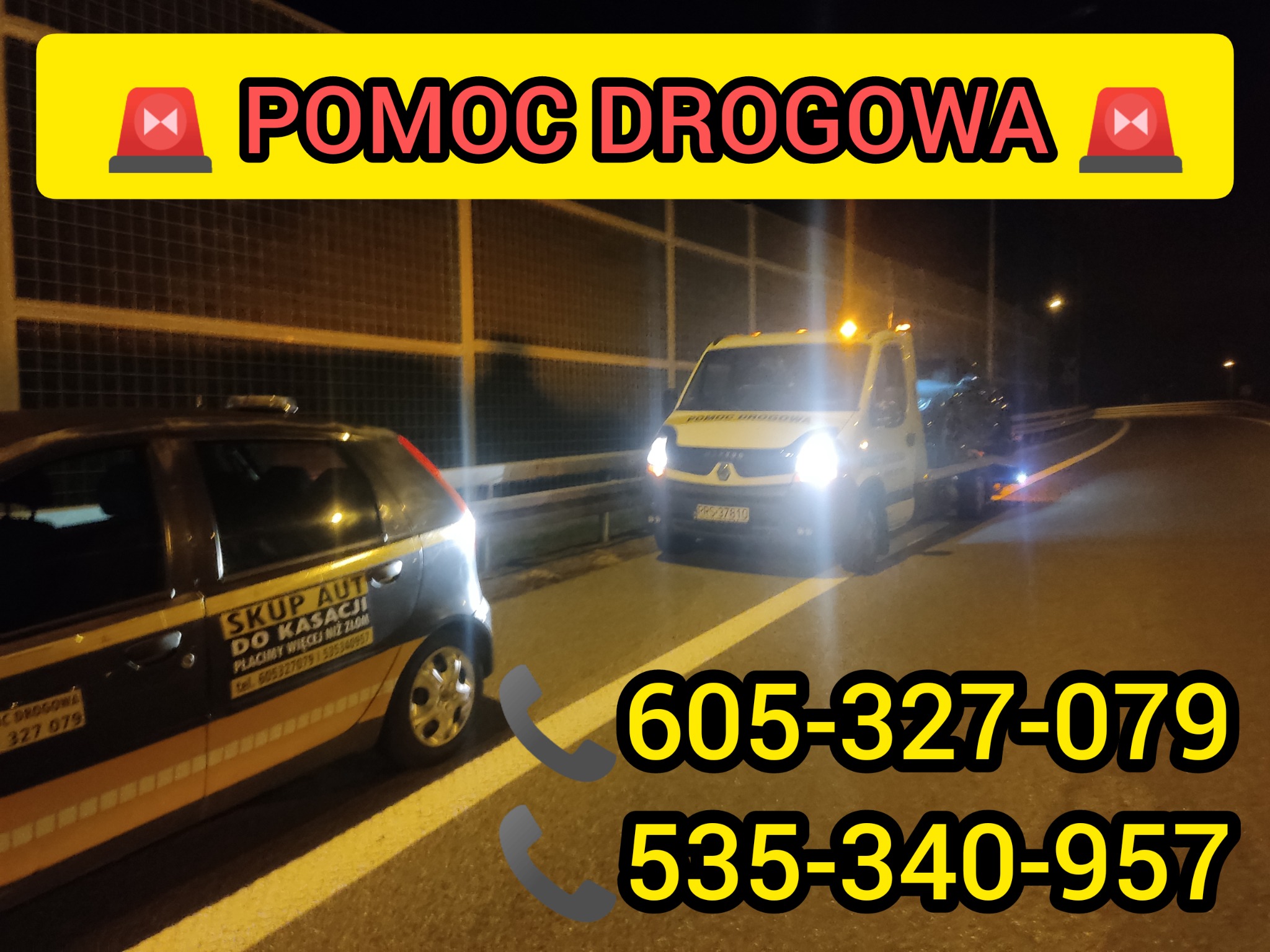 Laweta z włączonymi światłami awaryjnymi holuje samochód osobowy z napisem 'Skup Aut do Kasacji' na boku, widoczne numery telefonów do kontaktu.