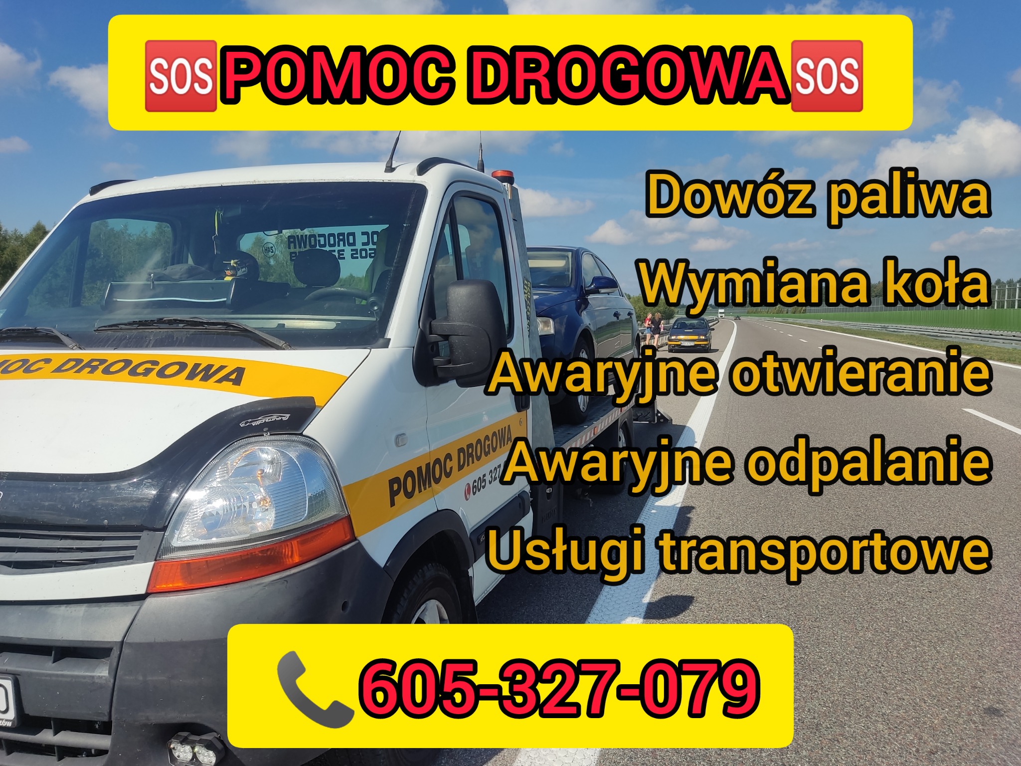 Biała laweta z żółtym pasem i napisem 'POMOC DROGOWA' na poboczu autostrady, przewożąca uszkodzony, granatowy samochód osobowy.