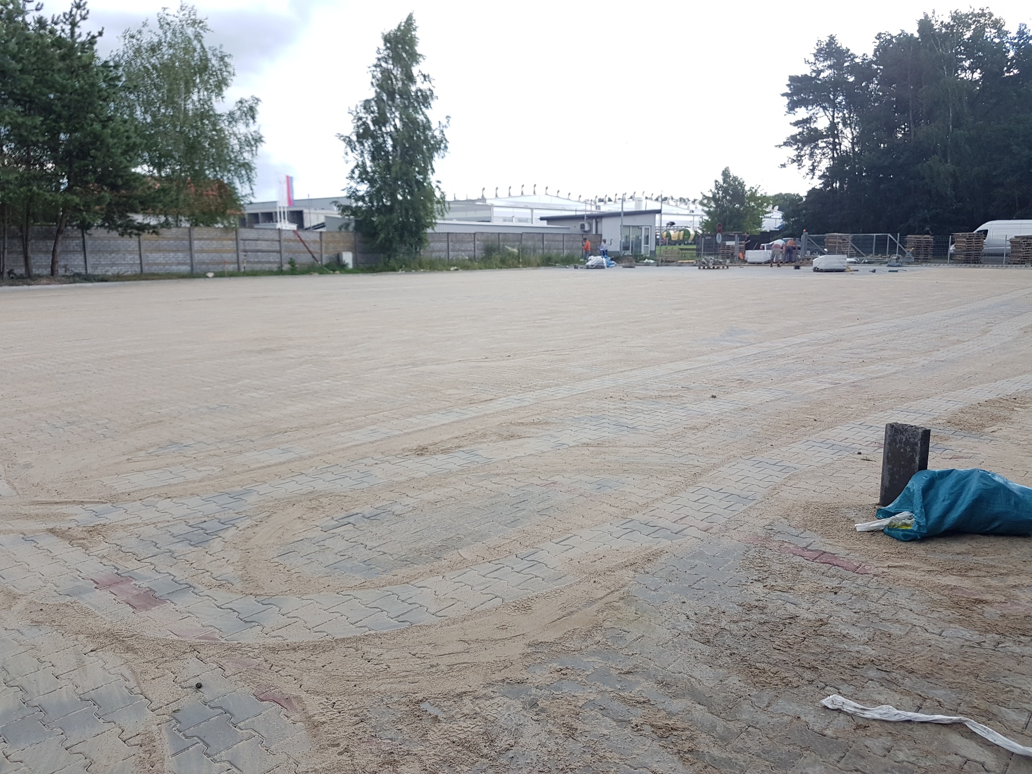 Place manewrowe i parkingi