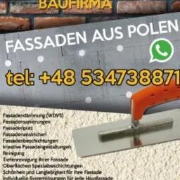 Grafika reklamowa firmy budowlanej z Polski, oferującej usługi elewacyjne. Widoczna kielnia na tle świeżo nałożonego tynku oraz mur z cegły w tle. Zawiera numer telefonu i logo WhatsApp.
