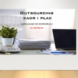 Biuro z laptopem, stosem dokumentów, telefonem i rośliną, z napisem 'Outsourcing Kadr i Płac. Zapraszamy do współpracy. Tel. 508 980 916'.