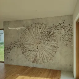 Dekoracyjna ściana z efektem słońca i liści w przestronnym wnętrzu, widoczna drewniana podłoga i fragment okna.