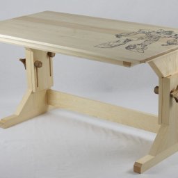 Drewniane biurko regulowane