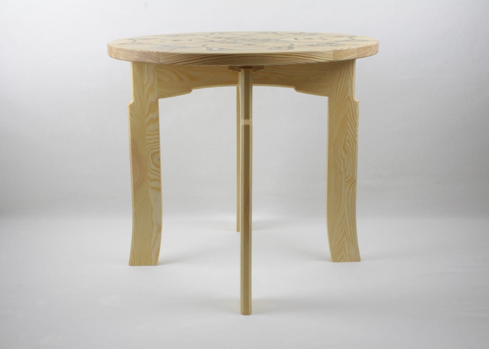 Drewniany stolik kawowy z grawerem