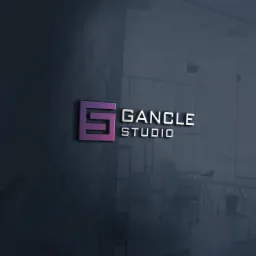 Logo 'GANCLE STUDIO' w kolorze fioletowo-białym, umieszczone na szklanej ścianie biura z widocznymi biurkami i krzesłami w tle.
