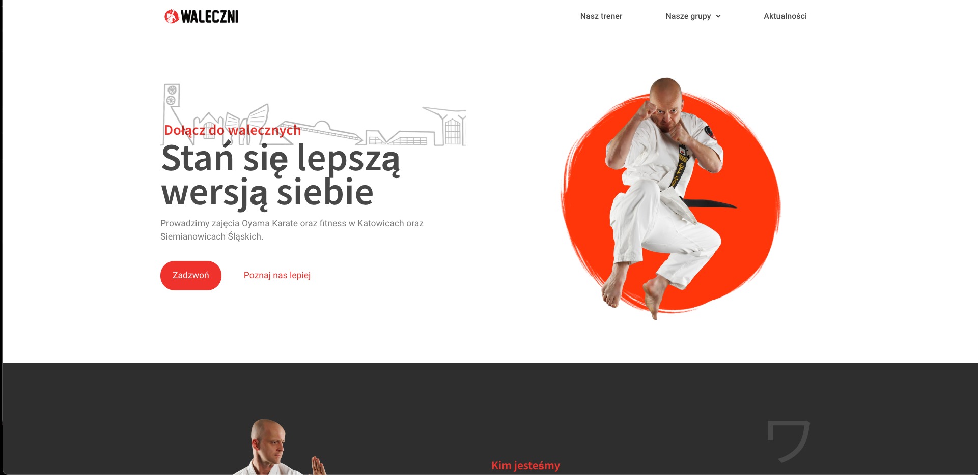 Strona internetowa sekcji karate waleczni.club z wizerunkiem mężczyzny w kimonie podczas wykonywania kopnięcia na tle czerwonego okręgu.