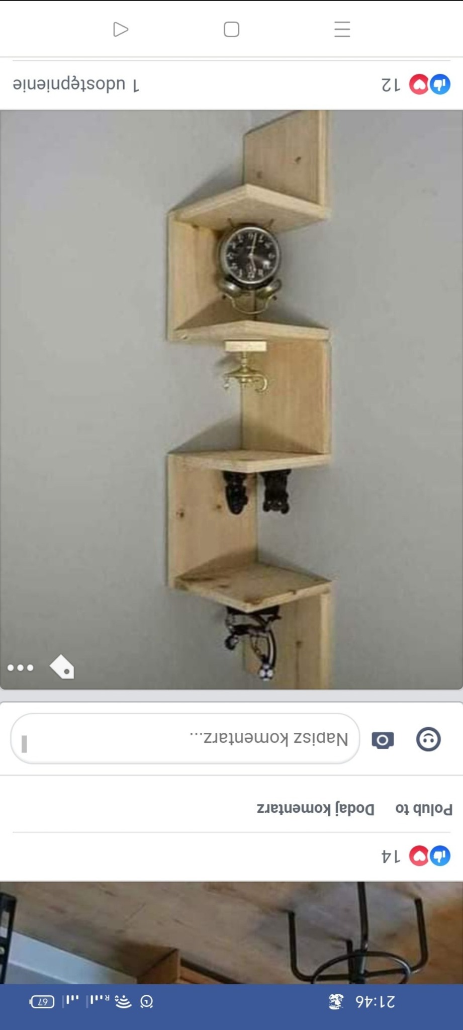 Kątowa półka drewniana, wykonana z surowego drewna, umieszczona na szarej ścianie, na której znajdują się drobne przedmioty: zegar, świecznik i biżuteria.