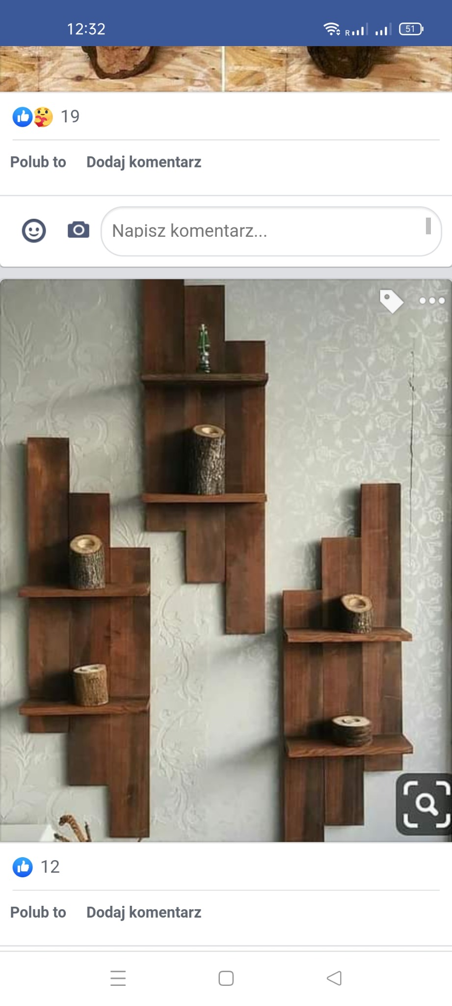 Trzy drewniane półki w rustykalnym stylu, zamontowane na ścianie z wzorzystą tapetą, każda z dekoracyjnymi elementami z drewna.