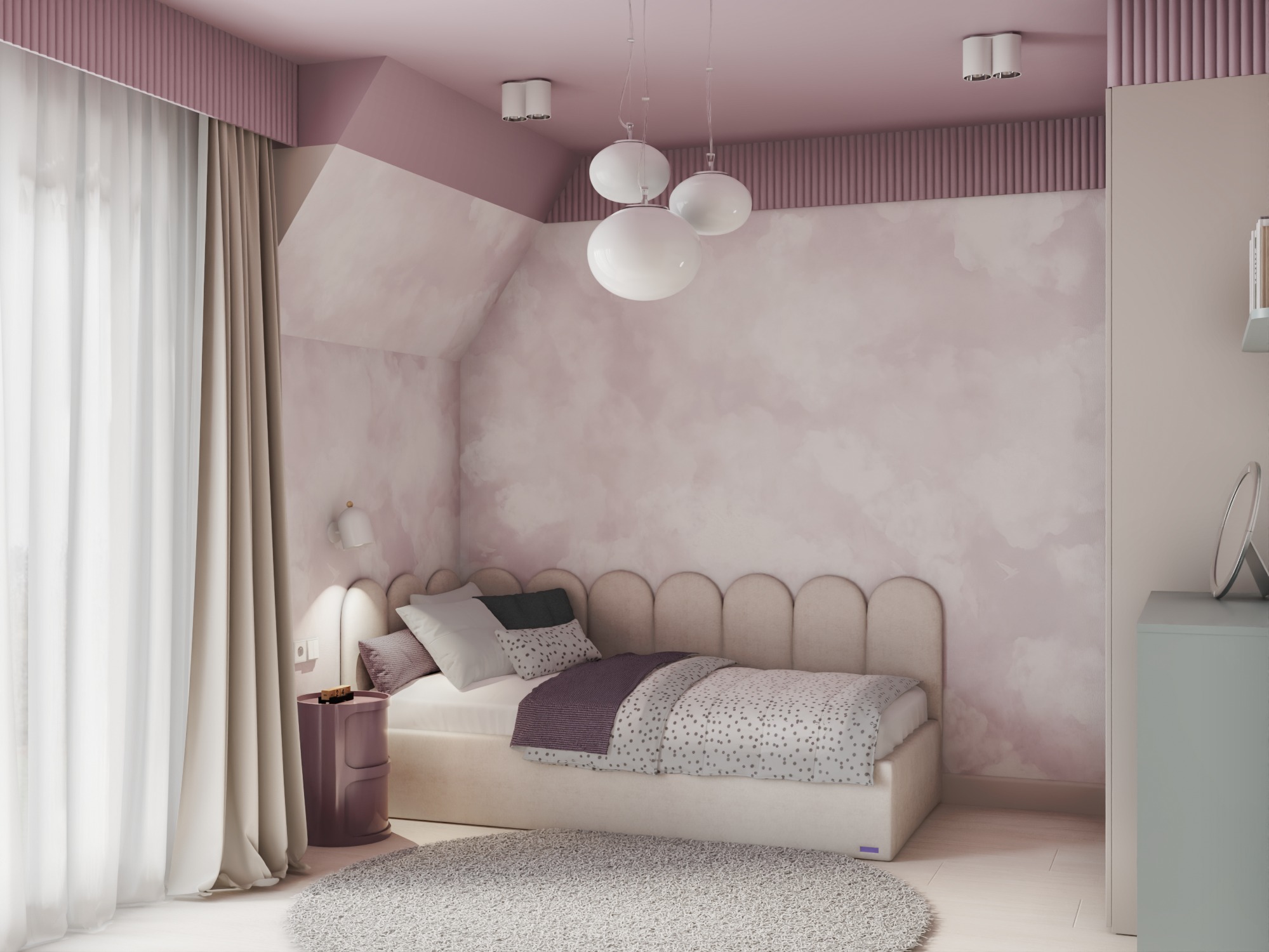 Pokój dziecięcy w pastelowych kolorach z łóżkiem z wezgłowiem w kształcie muszelek, okrągłym dywanem i lampą wiszącą z trzema kulami. Ściany zdobią delikatne wzory.