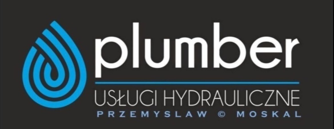 Logo firmy hydraulicznej: stylizowana niebieska kropla wody i napis 'plumber USŁUGI HYDRAULICZNE Przemysław Moskal' na ciemnym tle.