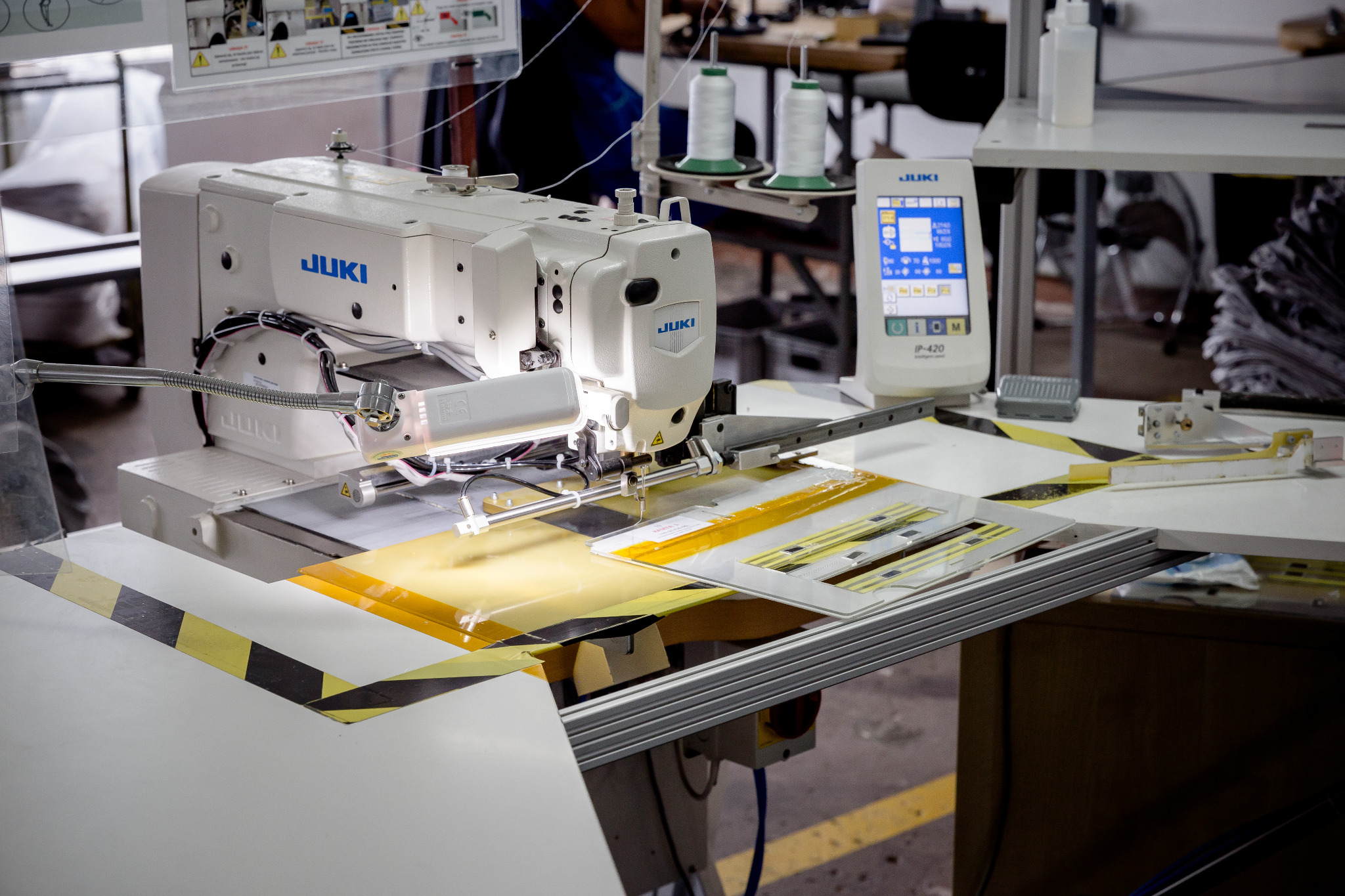 Automat Juki o polu roboczym 220mm x 102 mm