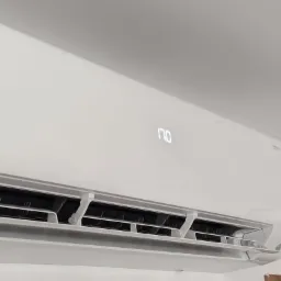 Biały klimatyzator Rotenso zamontowany na ścianie w pomieszczeniu, widoczny wyświetlacz z temperaturą 17 stopni Celsjusza.