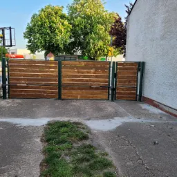 Efekt końcowy wykonania bramy dwuskrzydłowej sterowanej automatycznie. Widok od wewnątrz posesji.