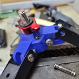 Naprawa uszkodzonych nóg statywu Benro, napawanie rozgiętych otworów blokujących oraz wykonanie nowych.