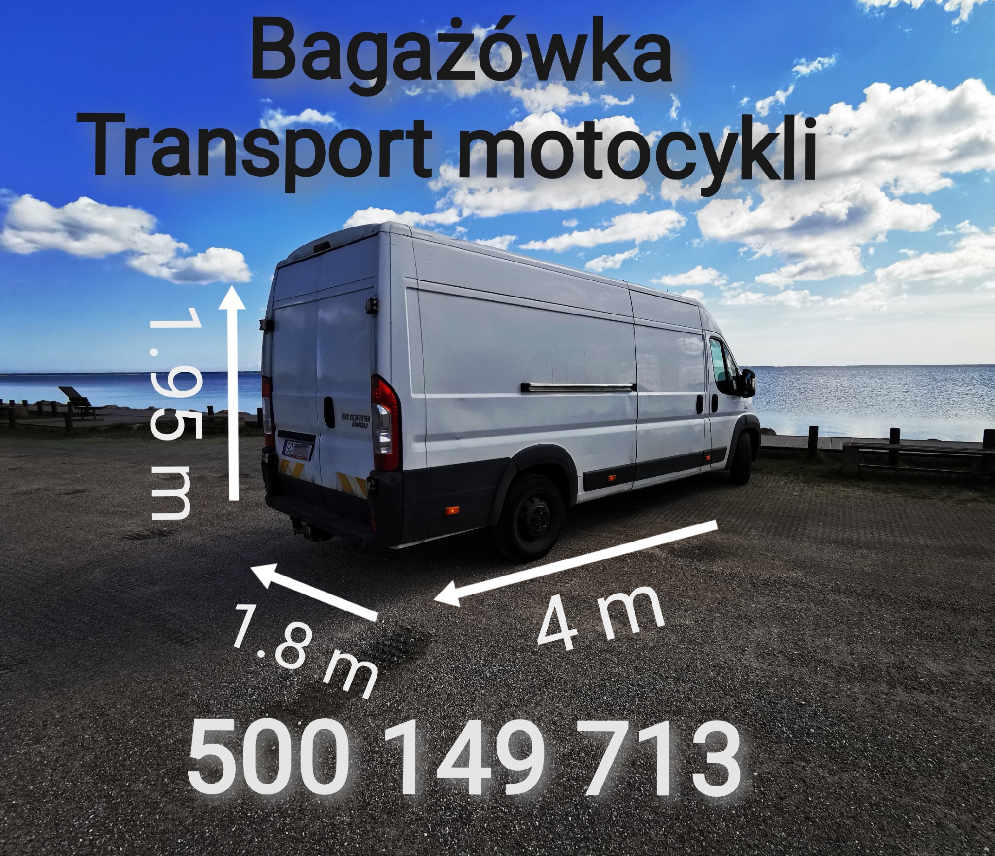 Biały bus dostawczy Ducato Maxi zaparkowany na parkingu z widokiem na morze, z naniesionymi wymiarami pojazdu i numerem telefonu kontaktowego.