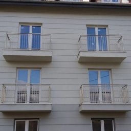 Balustrady Balkonowe z Aluminium Anodowane kolor INOX, wypełnienie tralka pionowa. Montaż na podłożu. Środa Śląska.