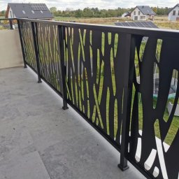 Balustrada Balkonowa konstrukcja z Aluminium kolor czarny, wypełnienie Ażury z blachy ocynkowanej stali, malowane proszkowo kolor czarny. Środa Śląska 