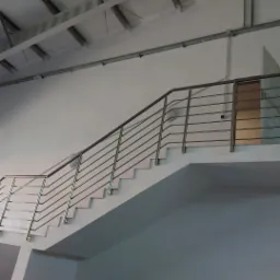 Balustrada Schodowa z Aluminium Anodowane kolor INOX wypełnienie tralka pozioma profile okrągłe. Montaż od boku . Lubin