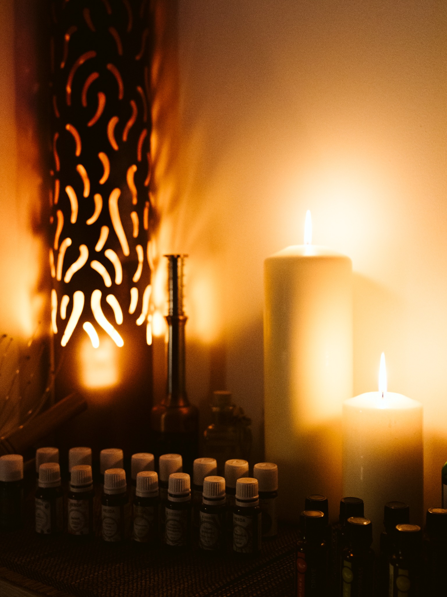 Ciepłe światło świec i aromatycznych olejków eterycznych tworzy relaksującą atmosferę w gabinecie masażu lub medycyny naturalnej. Dekoracyjna lampa dodaje uroku.