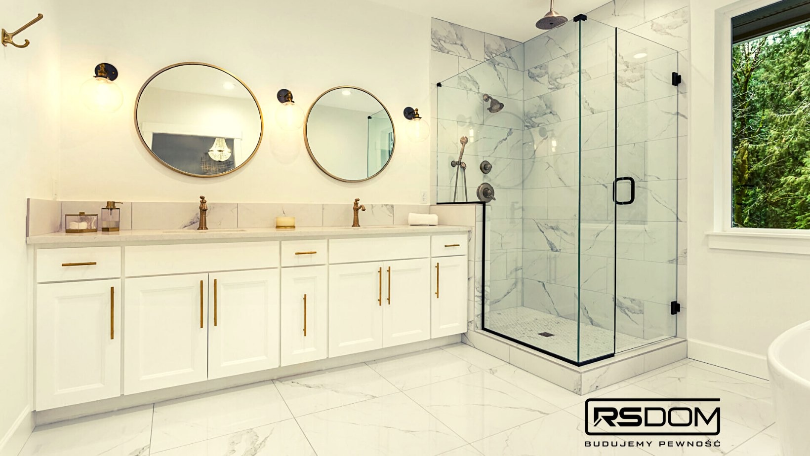 Jasna łazienka z marmurowymi płytkami, kabiną prysznicową ze szkła i czarnymi ramami, dwoma okrągłymi lustrami z podświetleniem oraz białymi szafkami z złotymi uchwytami i armaturą w stylu retro.