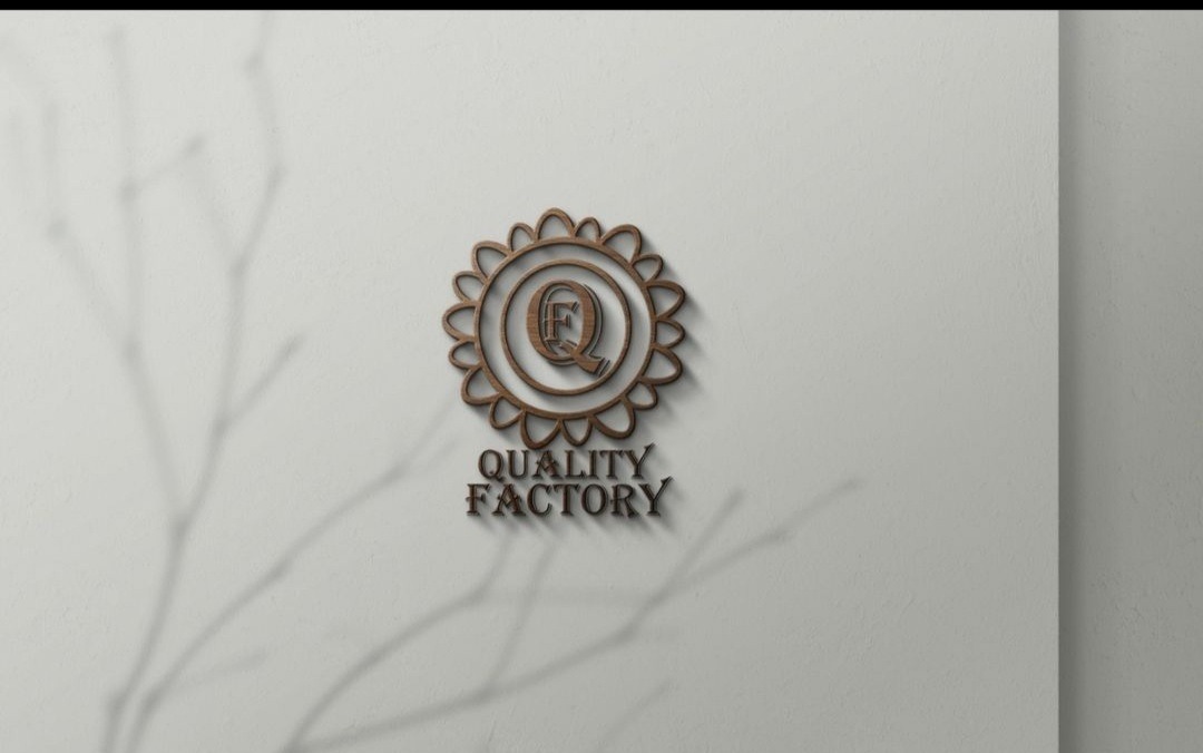 Symulacja logo 'Quality Factory' z efektem 3D, drewniany wzór na kremowym tle ściany, cień gałęzi w lewym dolnym rogu.