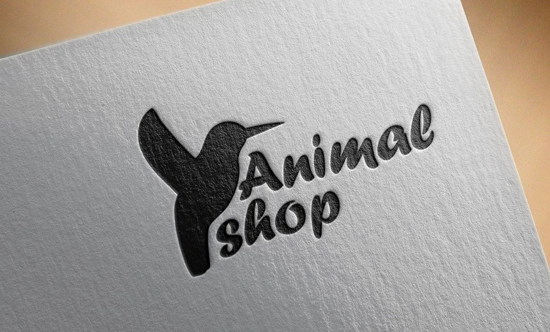 Czarno tłoczone logo 'Animal shop' z sylwetką kolibra na białym, teksturowanym papierze.