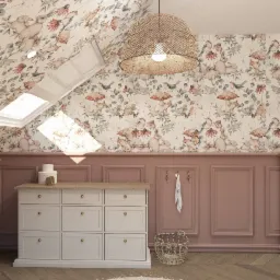 Pokój dziecięcy na poddaszu z tapetą w zwierzęta, białą komodą i wiklinową lampą. Uwagę przykuwa oryginalna aranżacja i pastelowa kolorystyka.