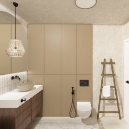 Coren Studio Design - Beżowa łazienka z drewnianą szafką pod umywalką, wiszącą lampą z abażurem i drewnianą drabinką na ręcznik. Minimalistyczny design z akcentami boho.