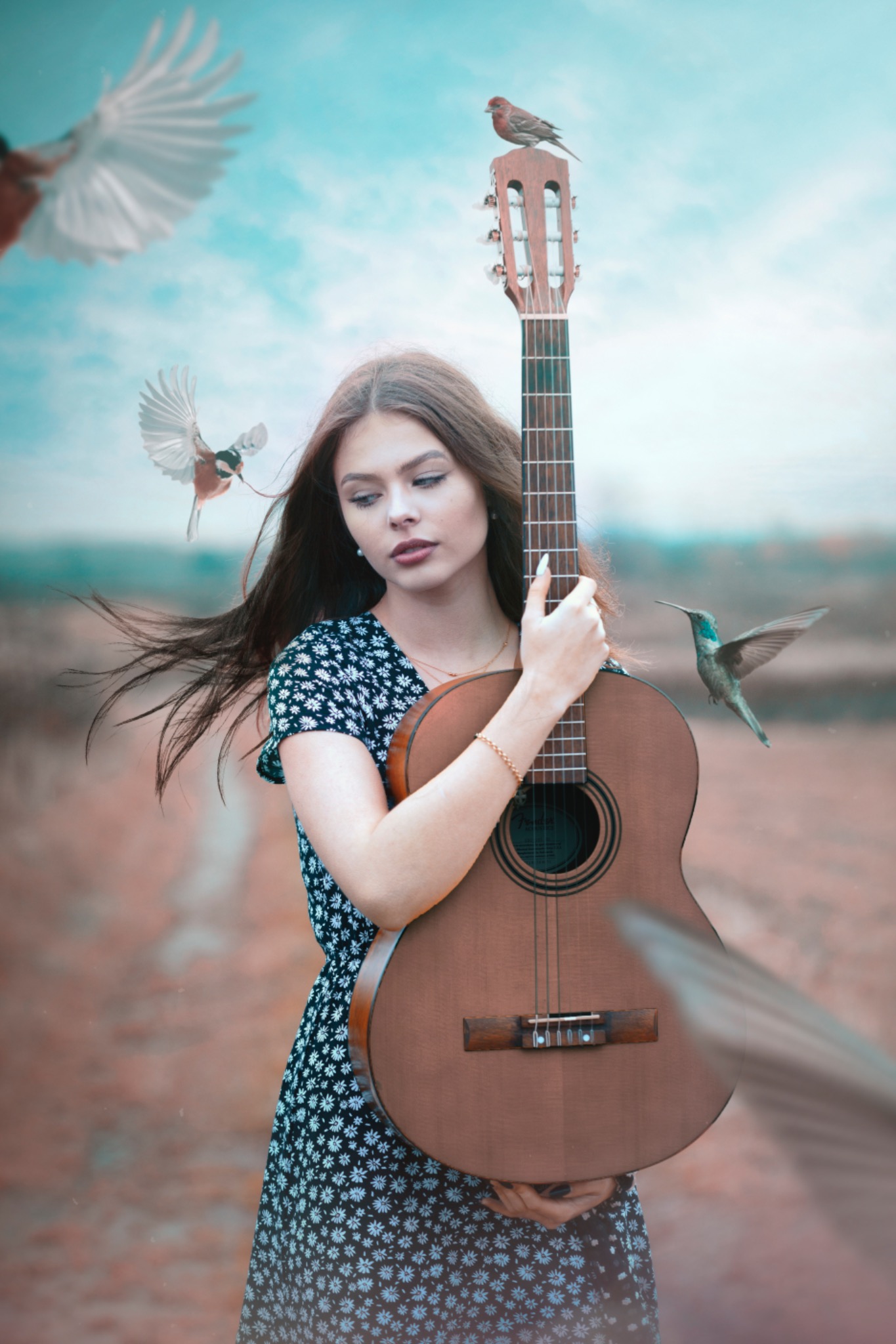 Młoda kobieta w kwiecistej sukience trzyma gitarę klasyczną, otoczona przez ptaki w locie, z jednym ptakiem siedzącym na główce gitary, na rozmytym tle.