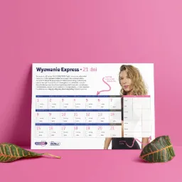 Planer treningowy 'Wyzwanie Express - 21 dni' z wizerunkiem kobiety, leżący na różowym tle, z dekoracyjnym liściem w rogu