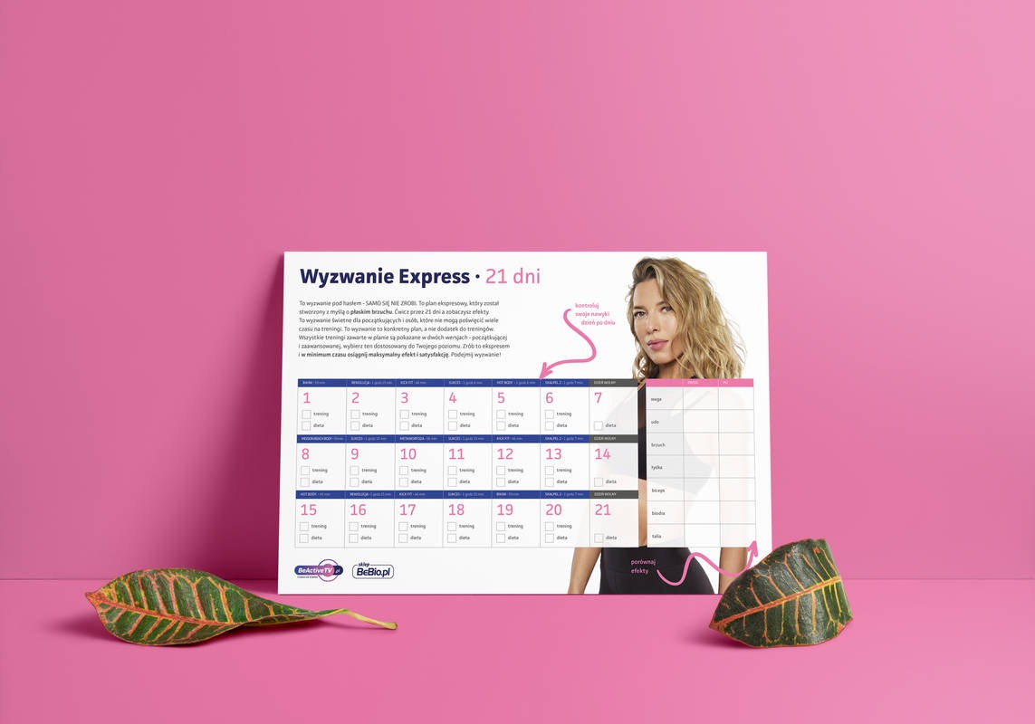 Planer treningowy 'Wyzwanie Express - 21 dni' z wizerunkiem kobiety, leżący na różowym tle, z dekoracyjnym liściem w rogu